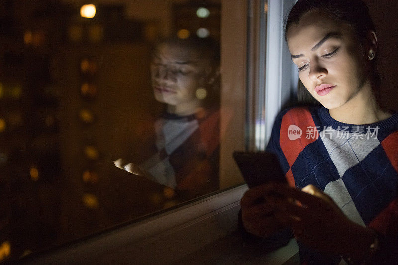 一个晚上用手机的女人