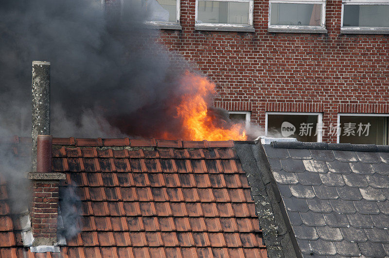 屋顶着火了