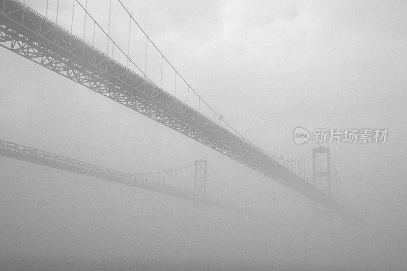 雾中的海湾大桥