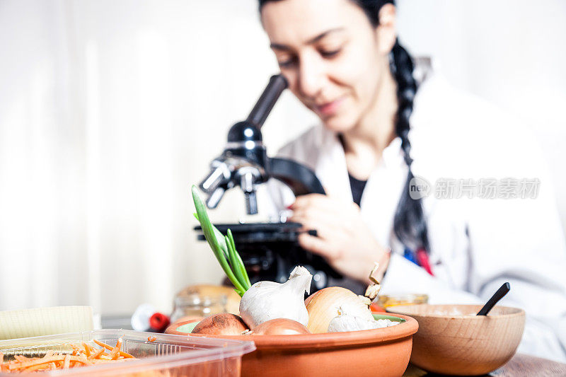 生物学家使用显微镜进行分析