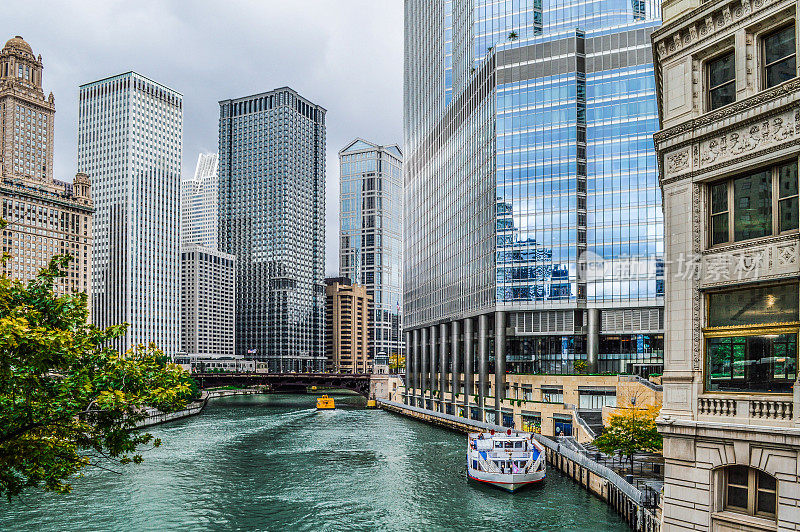 芝加哥城市沿着芝加哥河的城市景观