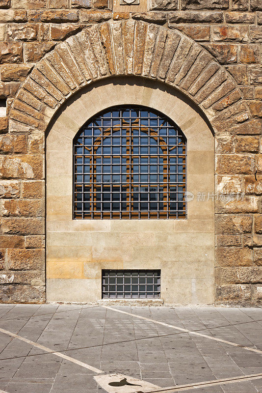 石墙上的窗户和拱门，佛罗伦萨的意大利建筑