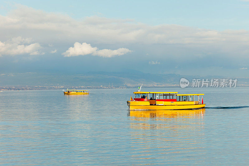 日内瓦湖上的黄色游船