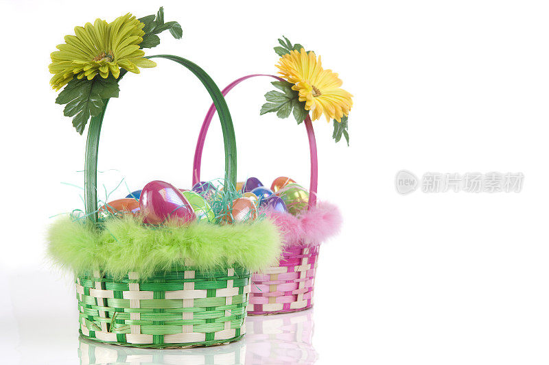 装满复活节彩蛋和花的篮子在白色，Copyspace