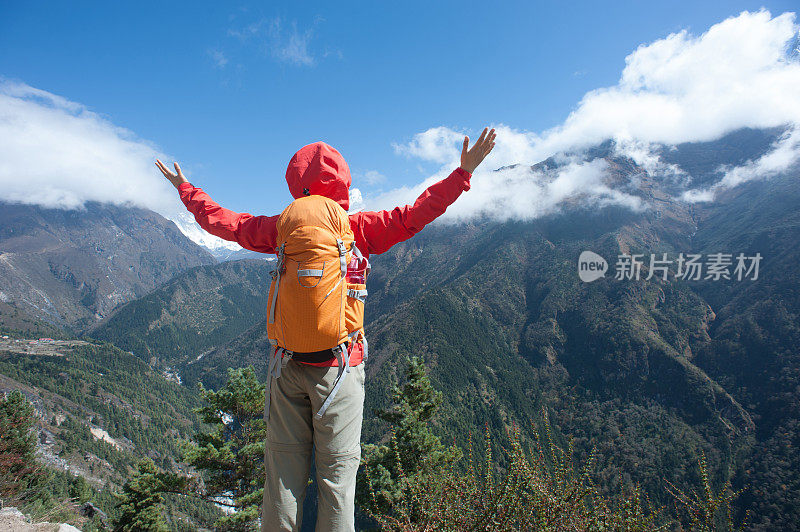 在喜马拉雅山徒步旅行的女背包客