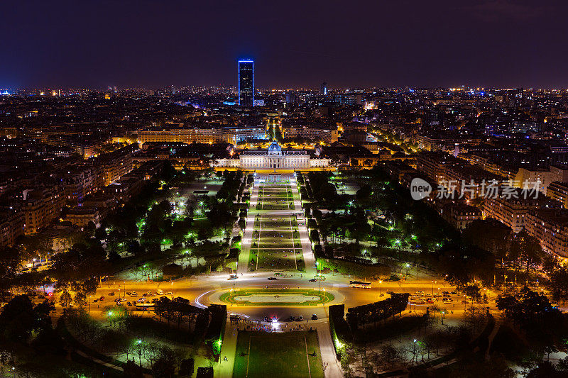 从埃菲尔铁塔俯瞰巴黎的夜景