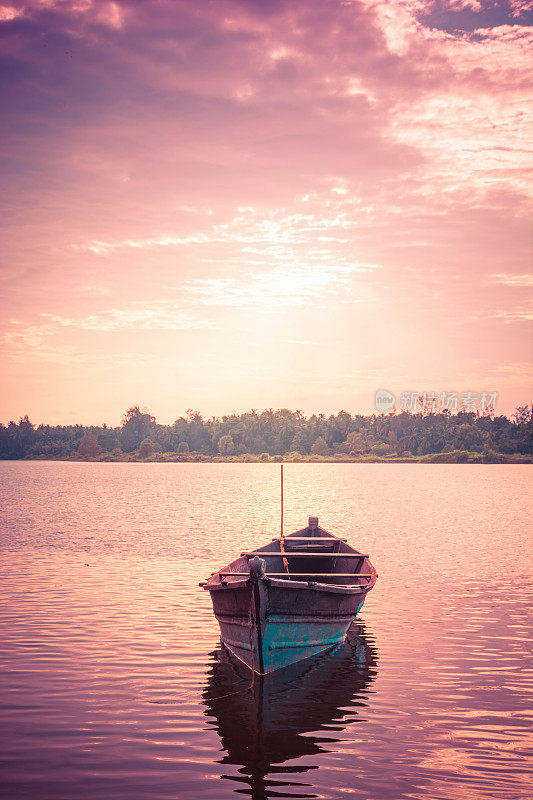日落时湖中的独木舟
