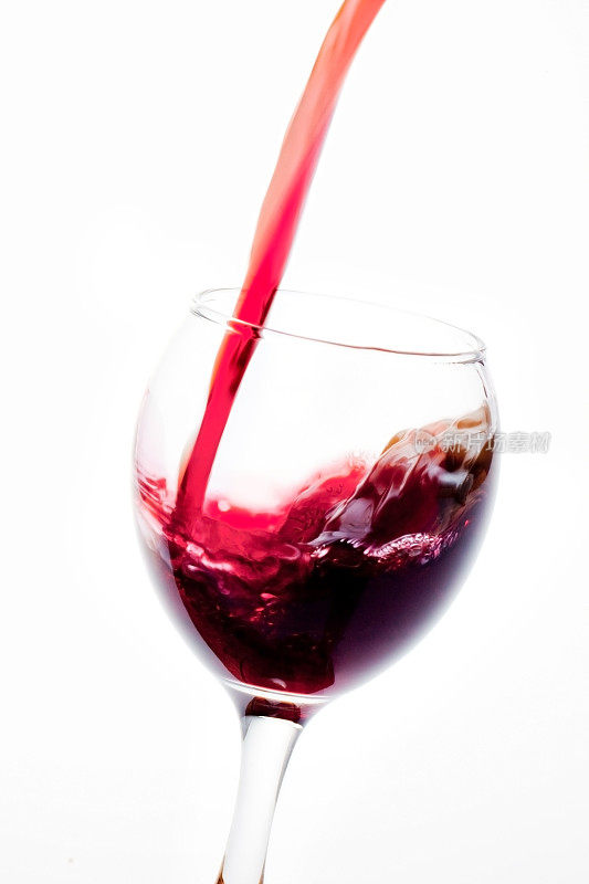 往玻璃杯中倒入玫瑰葡萄酒