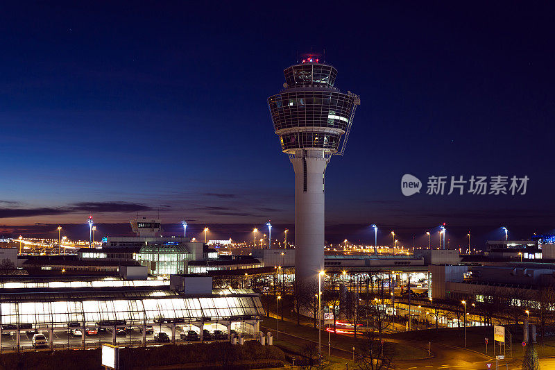 夜间在慕尼黑机场的空中控制塔台