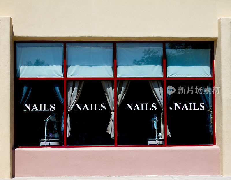 美甲沙龙外的大窗户上写着“NAILS”