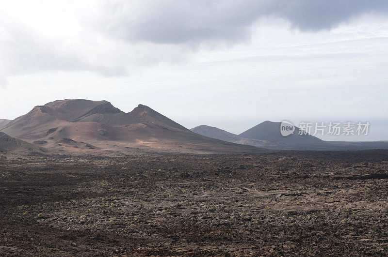 硬化的熔岩场和火山兰萨罗特岛