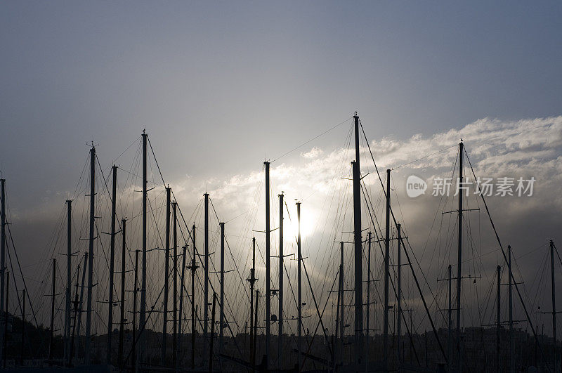 土耳其博德鲁姆，日出和帆船的剪影