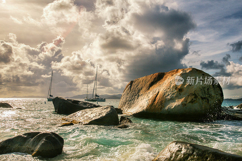 岩石海滩，黄昏时的维京戈达浴场