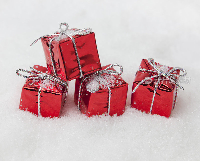 雪地上的红色礼品盒