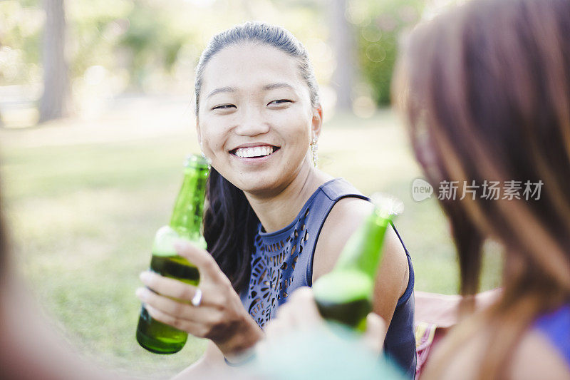 三个年轻女人在公园里休息