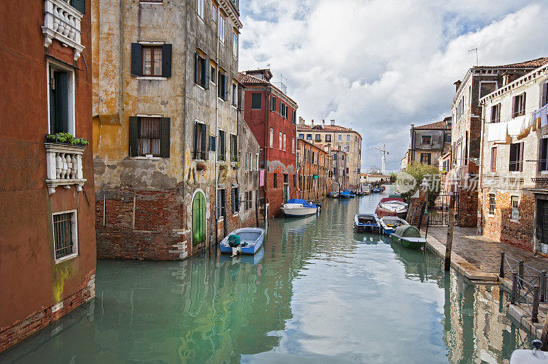 意大利威尼斯有桥和船的小运河。