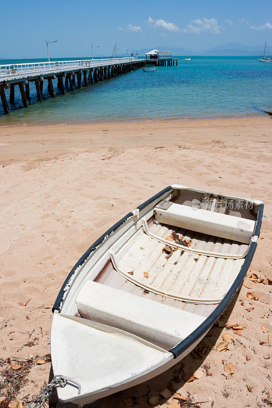 沿着海滩的白色船，磁岛，澳大利亚