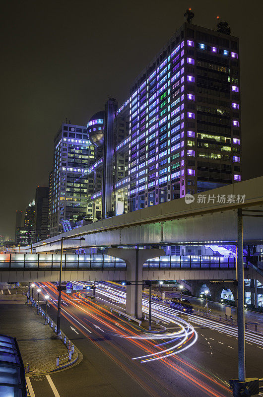 东京的霓虹夜景穿梭于御台场的未来主义建筑日本