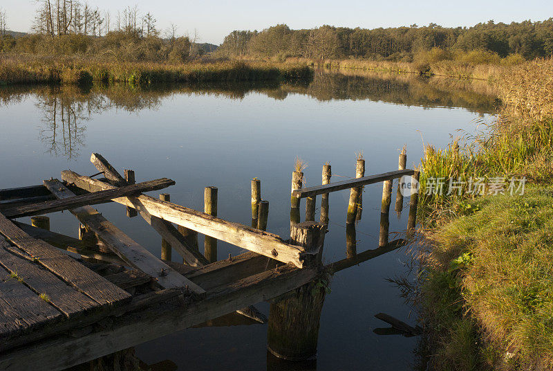 清晨宁静的皮涅河和废弃的木码头