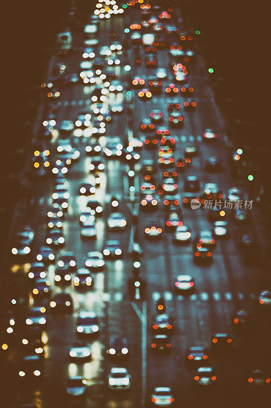 汽车大灯在夜晚在城市道路交通复古