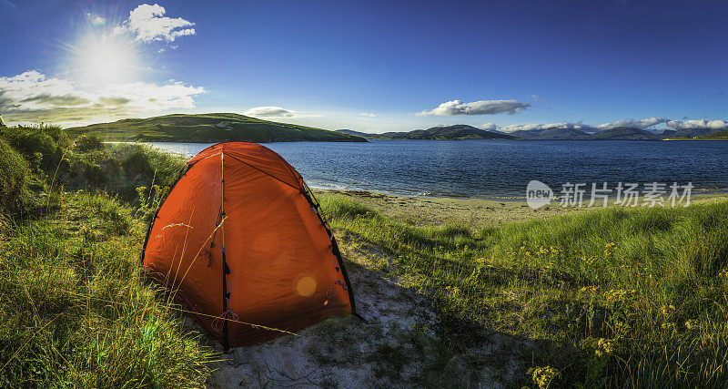 在海岛海滩边的夏季沙丘上搭帐篷露营
