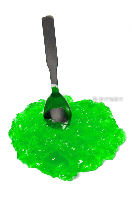 舀一勺绿色果冻。