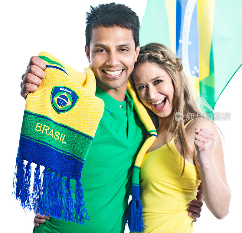 年轻的巴西体育迷夫妇鼓励他们的球队
