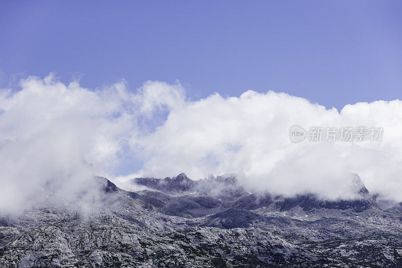 白雪覆盖的阿尔卑斯山