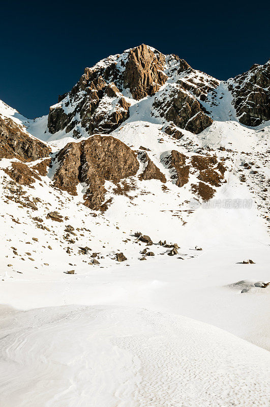 白雪皑皑的山峰