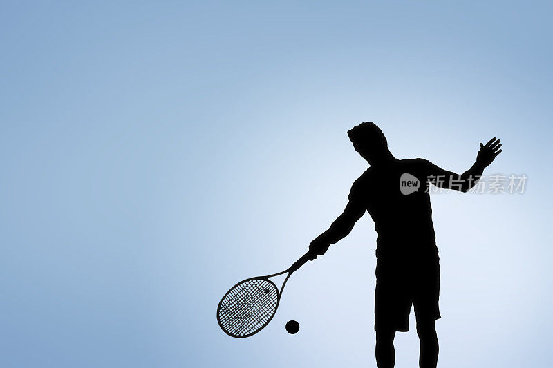 打截击球的网球运动员。