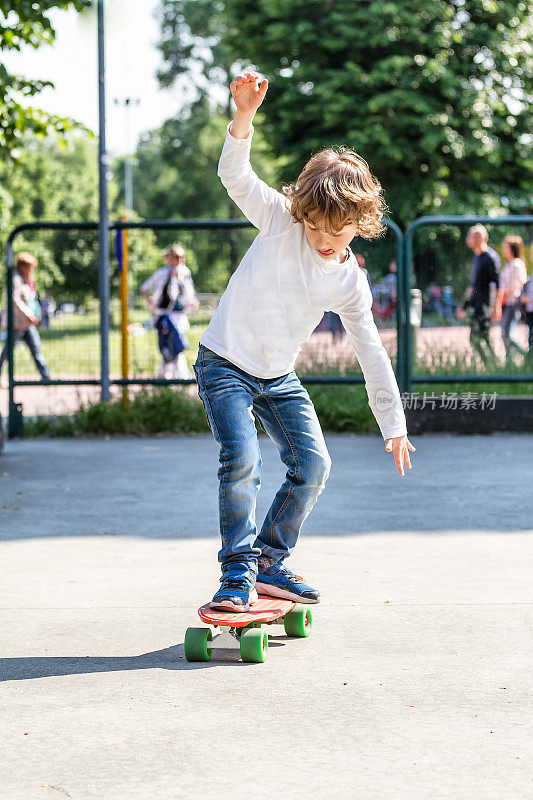 小男孩(6年)学习滑板