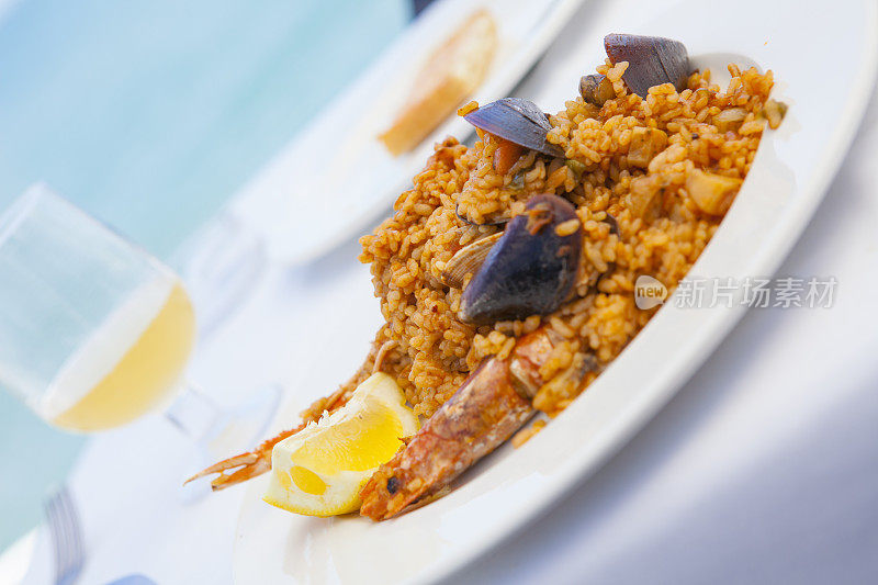 虾和贻贝海鲜饭-锡切斯