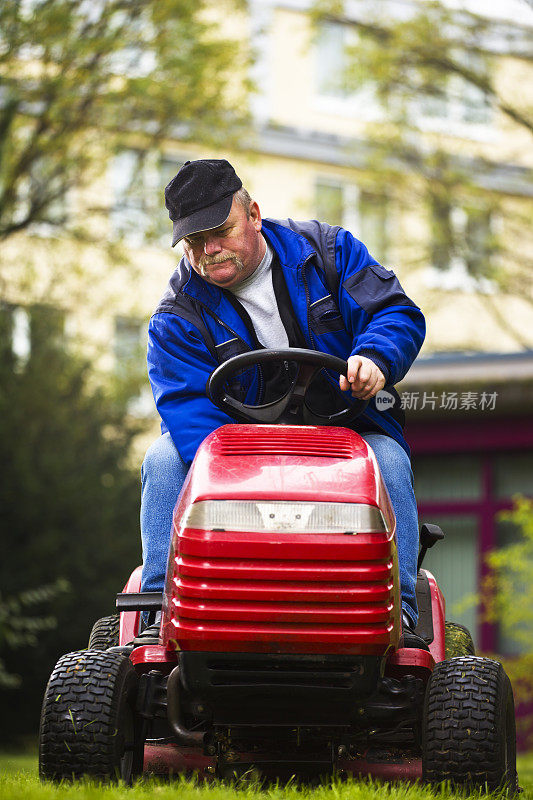 德国园林设计师开始他的骑割草机