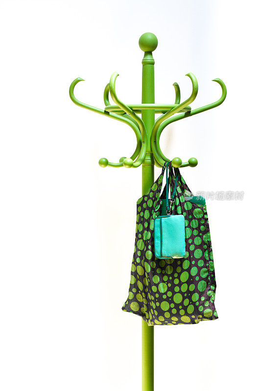 绿色钱包和绿色袋子挂在绿色衣架上
