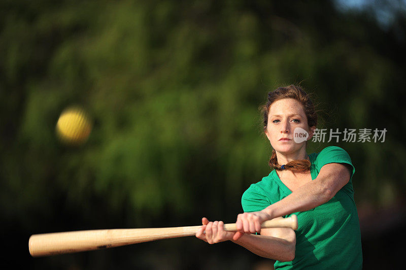 女子垒球运动员打击打击球