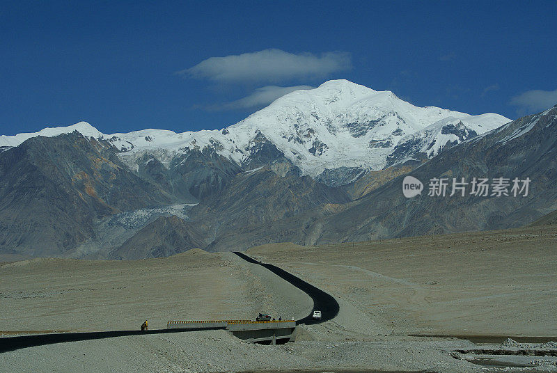 中国卡拉库尔湖，通往西藏的黑色之路