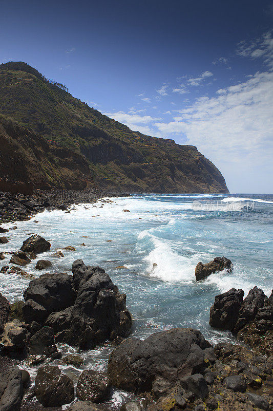 波尔图莫尼兹海滩的海岸风景