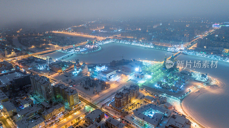 白雪覆盖的夜晚小镇