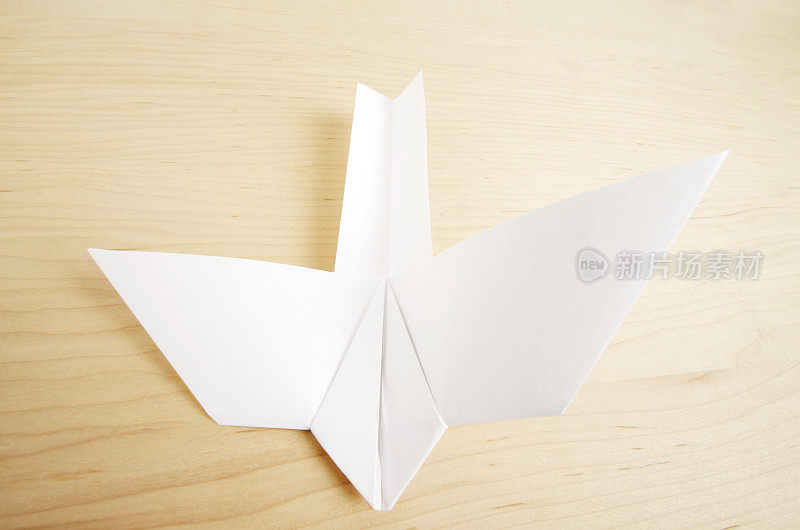 木制背景上的纸飞机
