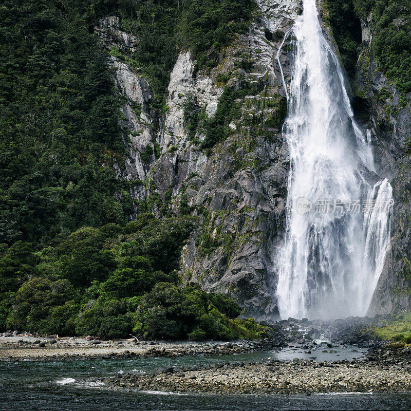 新西兰峡湾国家公园米尔福德湾的鲍文瀑布