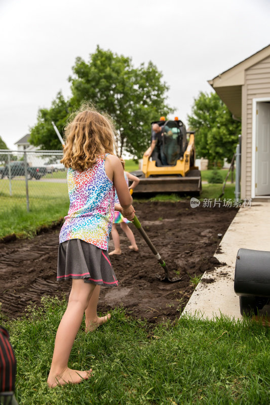 父亲和女儿准备水泥板的庭院区域
