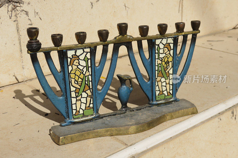 古老的铜制烛台-犹太烛台