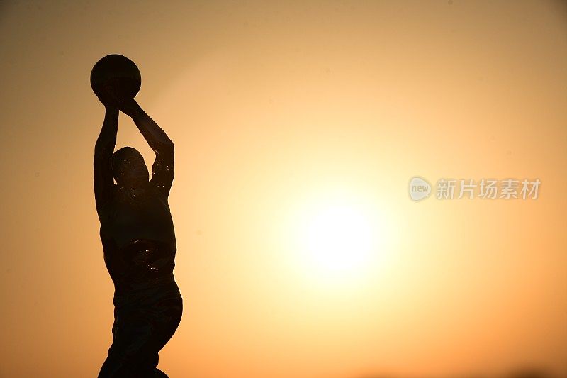 日落时分的篮球运动员