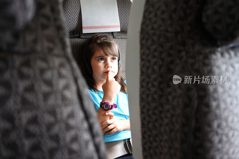 飞机乘客小孩在看机上电影