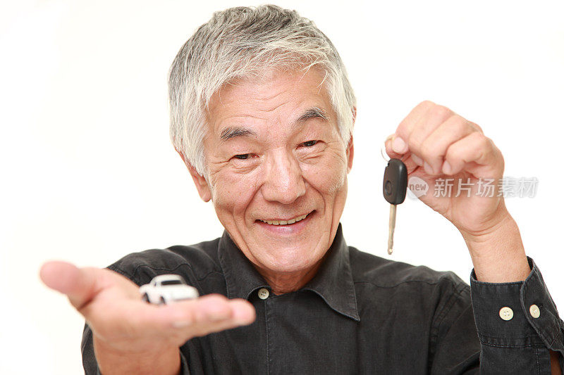 一位日本老人买了一辆新车