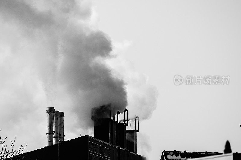 污染。多个煤炭化石燃料发电厂的烟囱排放二氧化碳污染。污染环境。黑色和白色