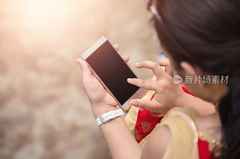 美丽快乐的亚洲女人使用智能手机。