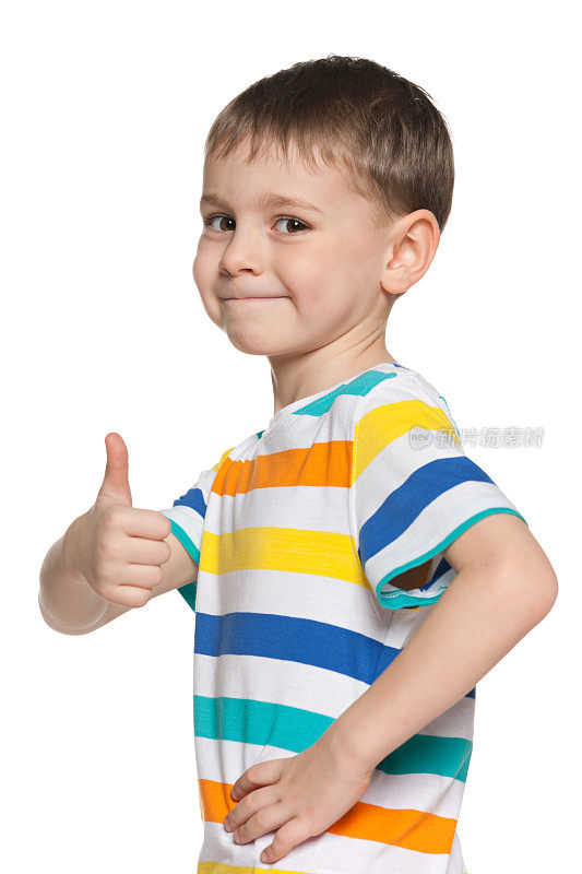 穿着条纹衬衫的微笑男孩举起一只拇指