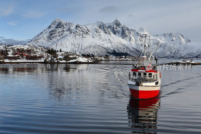 一艘渔船从东面进入希尔德波尔约纳湾。Austnesfjorden-Austvagoya-Nordland-Norway。0168