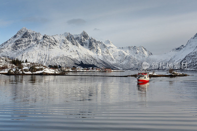 一艘渔船从东面进入希尔德波尔约纳湾。Austnesfjorden-Austvagoya-Nordland-Norway。0167